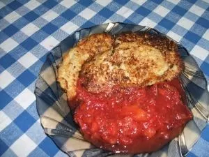 Zucchini-Nudel-Puffer mit Tomatenchutney