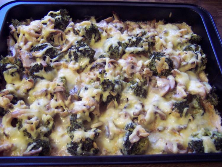 Überbackenes Putenschnitzel mit frischen Champignons und Broccol