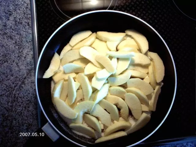 Warmer karamellisierter Apfelkuchen