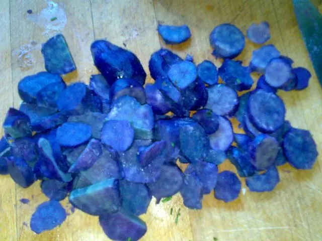 weiss-blauer Kartoffelsalat oder Ingo mit lila Zugabe 