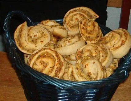 Schnecken, gefüllt mit Schafskäse-Olivencreme