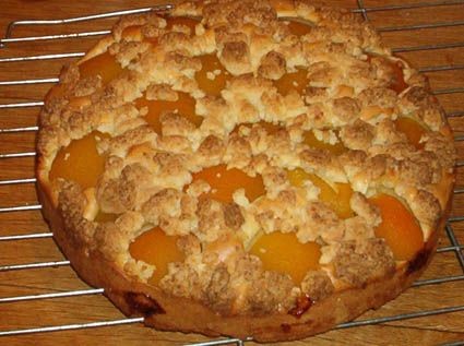 Aprikosen-Kuchen mit Marzipanstreusel
