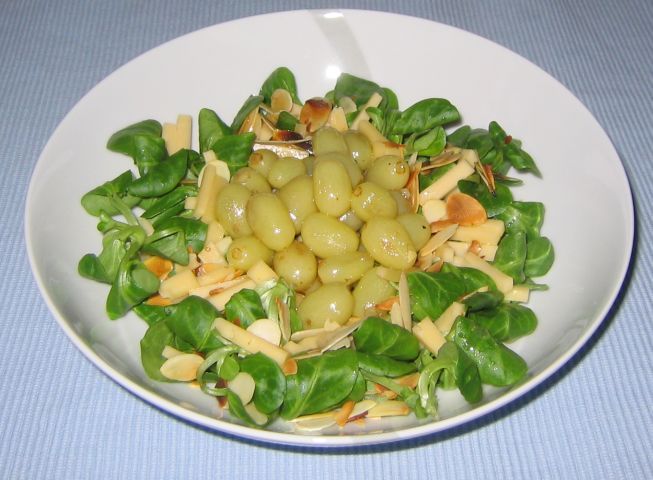 Salat mit gebratenen Weintrauben und Mandeln