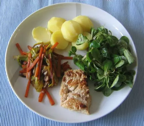 Kochen für 1 Person: Fischfilet mit Pilz-Lauch-Gemüse und Salat