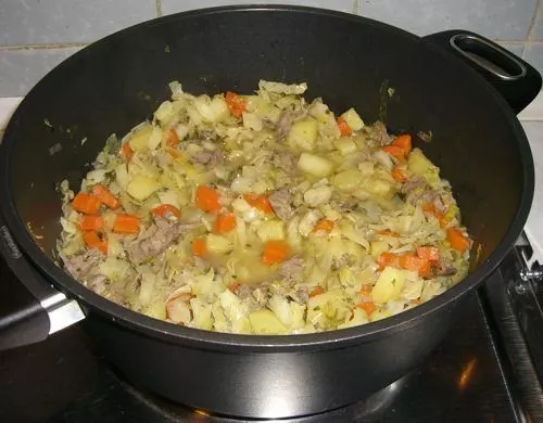 Gemüsesuppe mit Rind