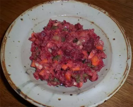 Rote-Bete-Salat mit Sardinenfilet und Frucht
