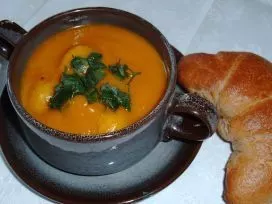 Feincremige Kürbissuppe mit Curryklößchen