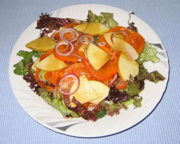 Salat mit Sharonfrüchten und Käse