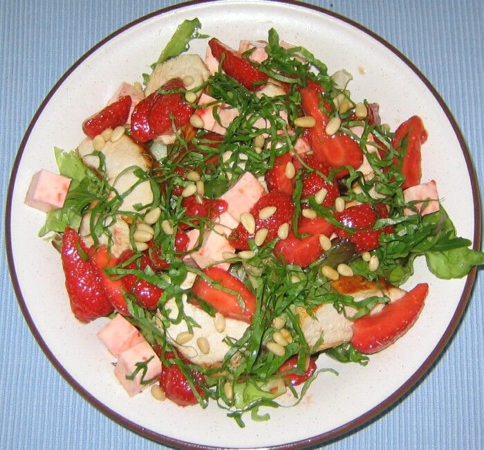 Salat mit Erdbeeren, Feta und Hähnchenfleisch