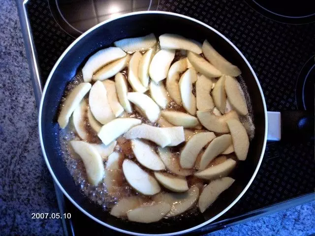 Warmer karamellisierter Apfelkuchen