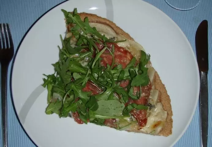 Pizza mit Birnen und Salami