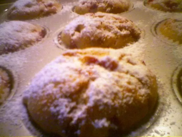 Muffins mit Johannisbeeren und weißer Toblerone