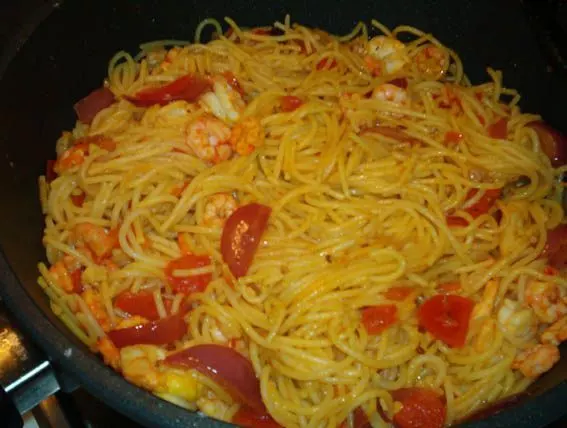 Garnelenpfanne mit Spaghetti indische Art
