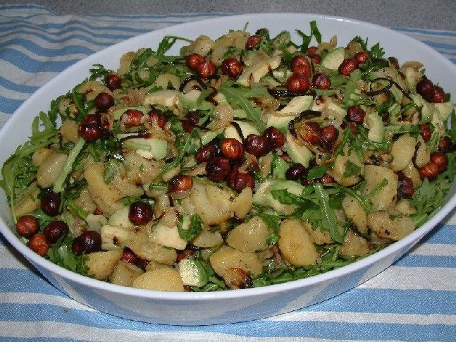 Kartoffelsalat mit Rucola und Haselnüssen
