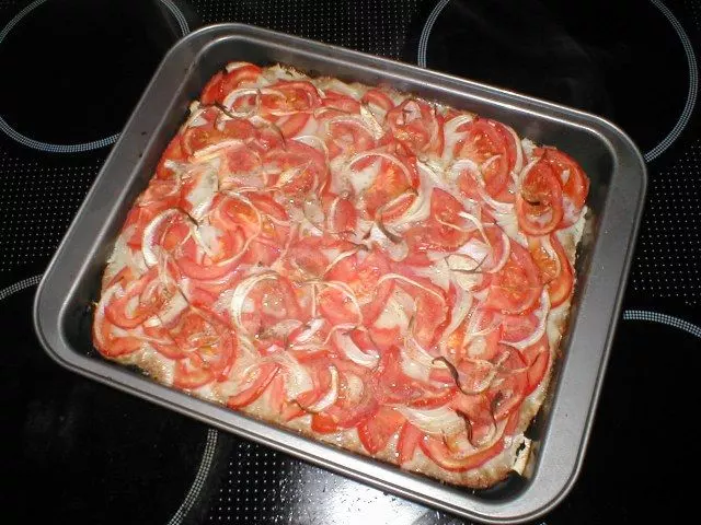 Hackfleischschnitten mit Tomaten und Zwiebeln