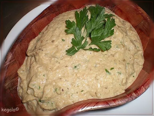 Zucchini-Oliven-Küchlein mit Auberginen-Creme