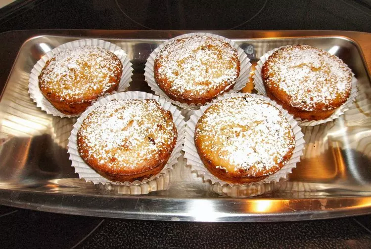 Muffins mit Johannisbeeren und weißer Toblerone