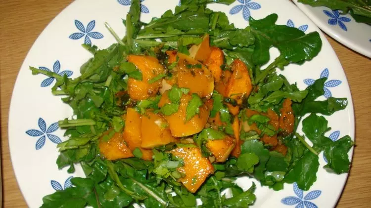 Salat aus geröstetem Kürbis und Koriander mit Zhoug