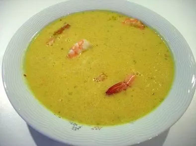 Ananas-Curry-Kokos-Suppe mit gebratenen Garnelen