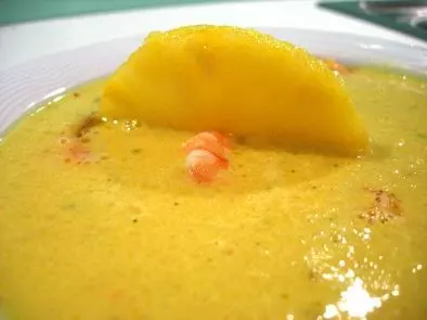 Ananas-Curry-Kokos-Suppe mit gebratenen Garnelen