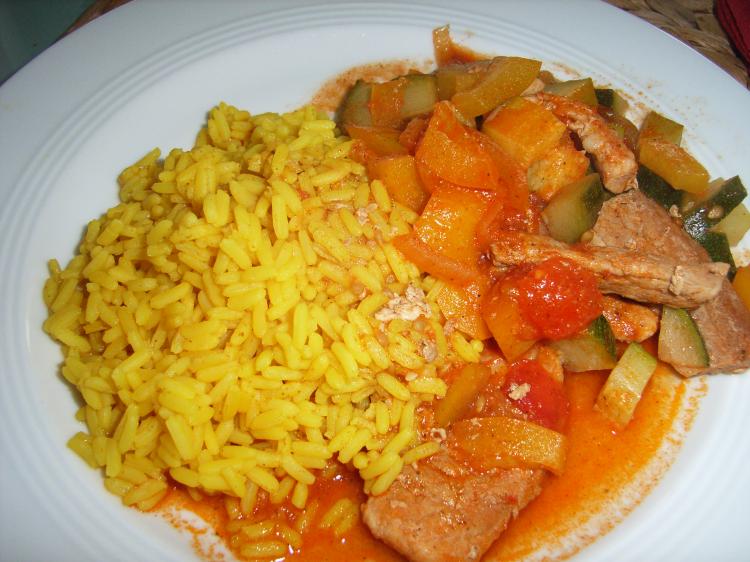 Schnitzel mit Paprika, Zucchini und Curryreis