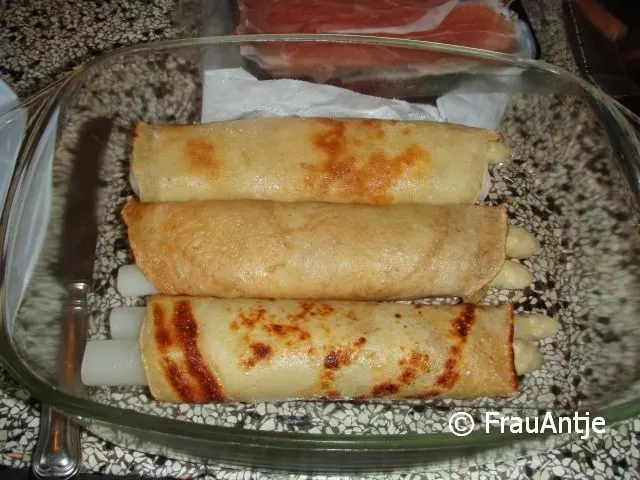Pfannkuchen mit Spargelfüllung
