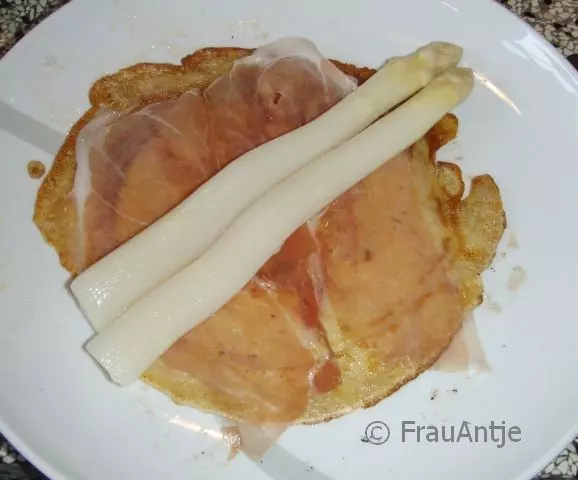 Pfannkuchen mit Spargelfüllung