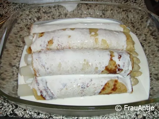 Pfannkuchen mit Spargelfüllung