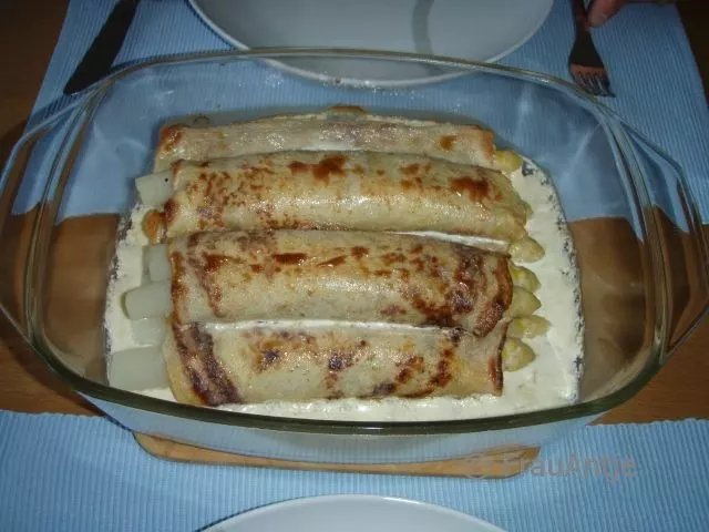 Pfannkuchen mit Spargelfüllung