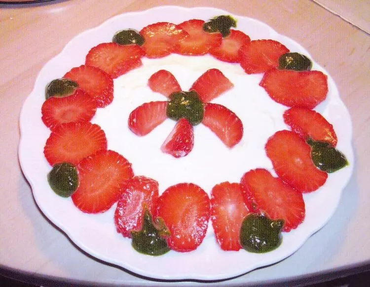 Topfenschaum mit Erdbeeren und süßem Pesto