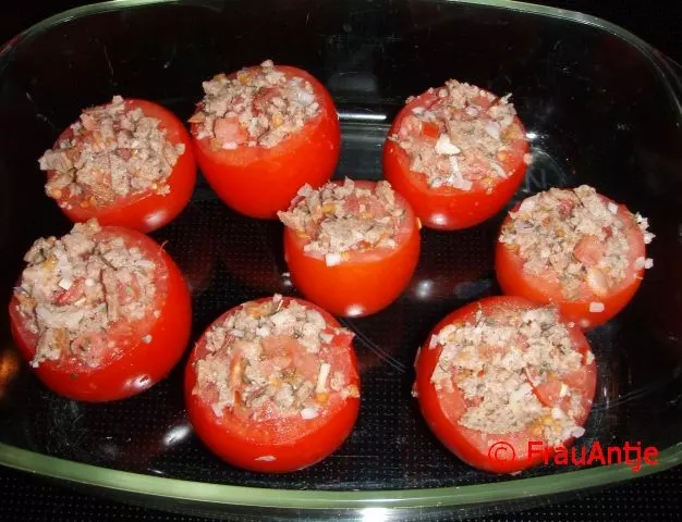 Tomaten mit Brotfüllung