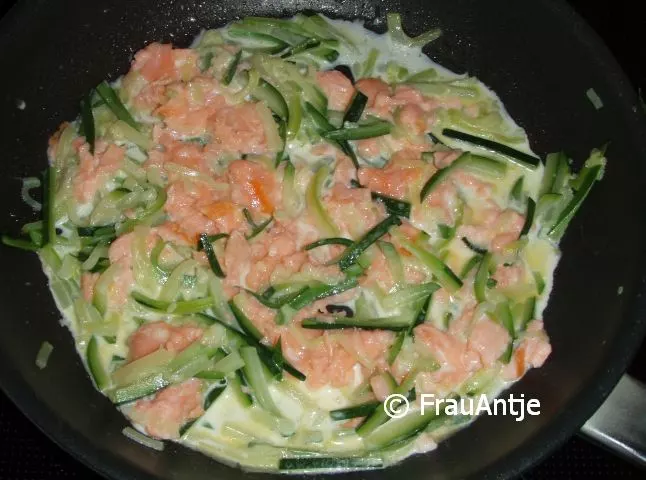 Tortellini mit Lachs und Zucchini