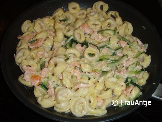 Tortellini mit Lachs und Zucchini | Kochmeister Rezept Tortellini mit Lachs und Zucchini | Kochmeister Rezept