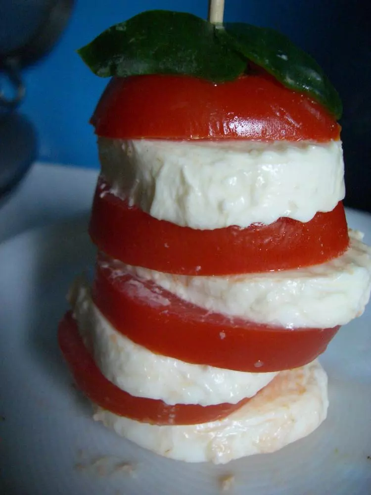 Tomaten-Mozzarella-Türmchen