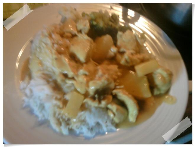 Hähnchen in Curry-Sauce mit Reis und Broccoli