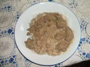 Hähnchenleber mit sauren Rahm und gedünsteten Reis