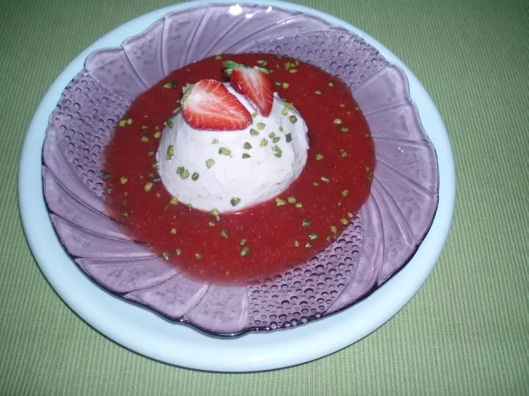 Creme mit Erdbeerspiegel