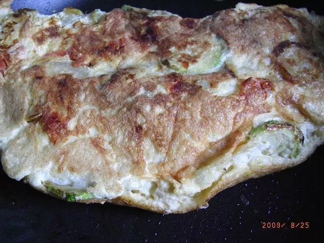 Zucchini-Omelett mit scharfer Sauce