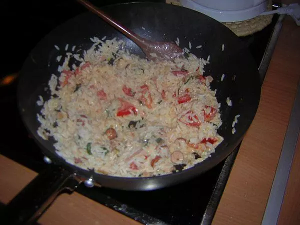 Tomaten-Basilikum Reis mit Würstchen und Knoblauch