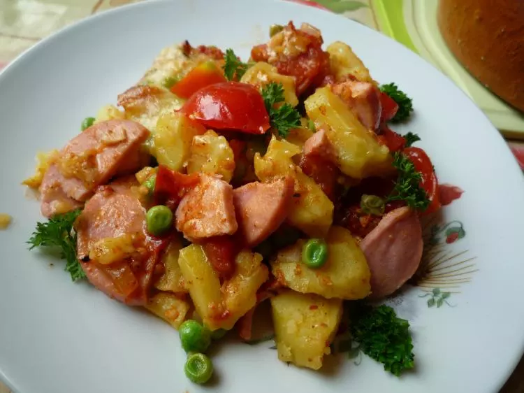 Kartoffel-Auflauf mit Fleischwurst und Gemüse