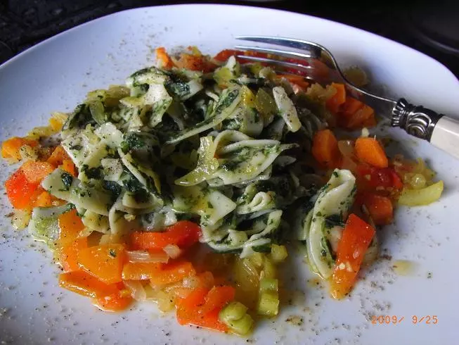 Spinat-Basilikum-Nudeln mit Gemüse