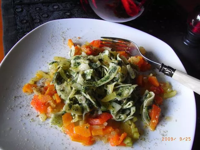 Spinat-Basilikum-Nudeln mit Gemüse