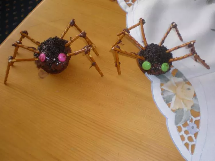 Halloween-Spinnen aus Muffins