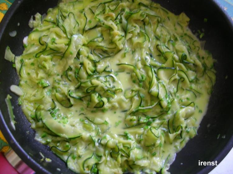 Zucchini-Zitrone-Gemüse auf Farfalle-Bett