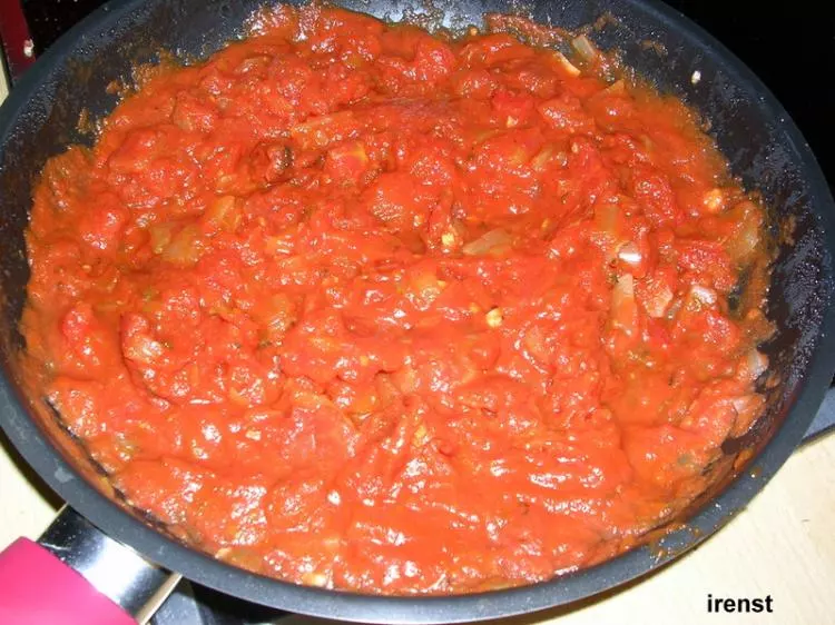 Auberginen-Mozzarella-Röllchen in Tomatensoße