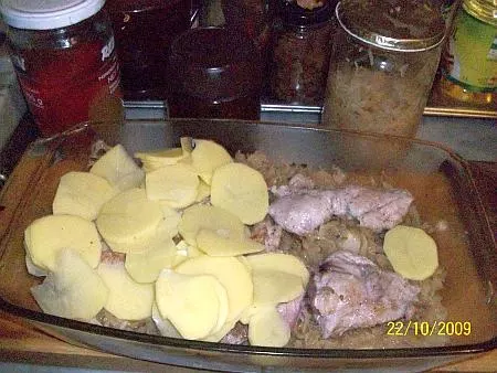 Eingebackene Schweineschnitzel in Sauerkraut