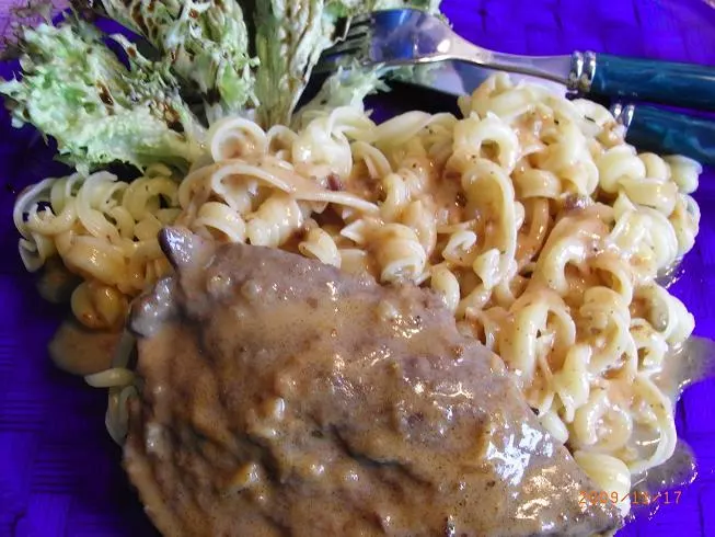 Rinderschnitzel in würzige Sauce