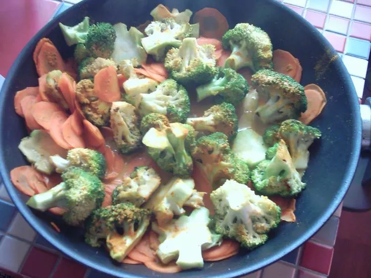 Brokkoli-Möhren-Gemüse mit Kokosmilch (GG) 