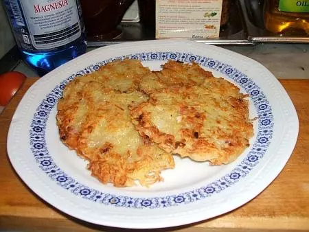 Kartoffelpuffer mit Sauerkraut und durchwachsenen Speck