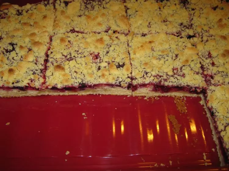 Rote Grütze-Kuchen mit Streuseln
